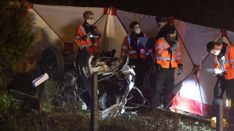 Collision entre un train et une voiture entre Herne et Enghien, lundi 18 janvier dans la soirée, en Belgique. Trois personnes sont décédées. (Crédit photo BENOIT DOPPAGNE/BELGA MAG/AFP via Getty Images)
