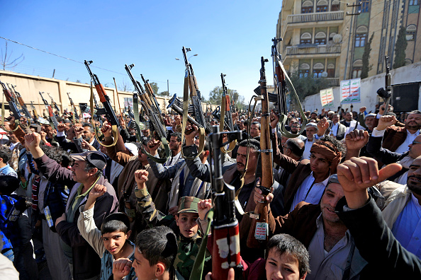 Des partisans du mouvement houthis yéménite manifestent, dans la capitale Sanaa, le 20 janvier 2021. Photo par Mohammed Huwais / AFP via Getty Images.