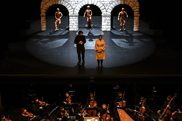 -Des chanteurs se produisent lors en direct de l'opéra baroque du XVIIIe siècle "Titon et l'Aurore" à l'Opéra-Comique de Paris le 19 janvier 2021. Photo par Christophe Archambault / AFP via Getty Images.