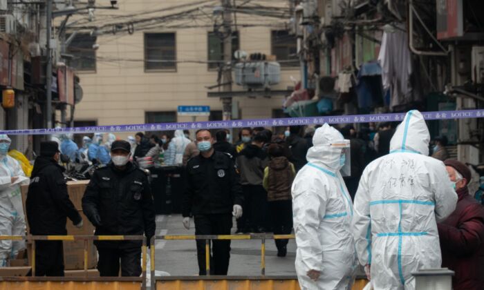 Le 21 janvier 2021, la police encercle une zone d'un quartier résidentiel du district de Huangpu à Shanghai. (STR/AFP via Getty Images)