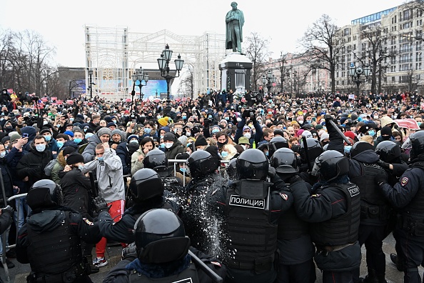 -Des manifestants à Moscou lors d'un rassemblement de soutien au chef de l'opposition emprisonné Alexei Navalny le 23 janvier 2021. Photo par Kirill Kudryavtsev / AFP via Getty Images.