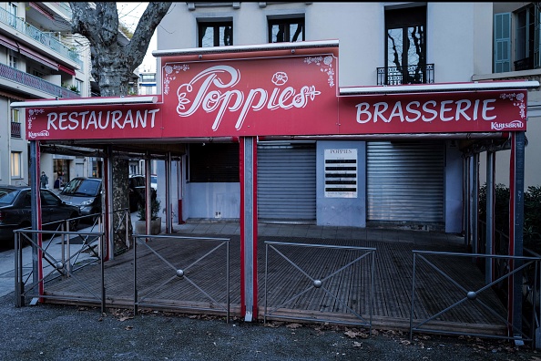 Le patron du restaurant "Poppies" à Nice qui a ouvert ses portes malgré l'interdiction introduite il y a plusieurs mois pour lutter contre l'épidémie de Covid-19, a été placé en garde à vue. (Photo : VALERY HACHE/AFP via Getty Images)