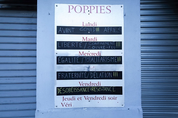 Nice, le 27 janvier 2020. Une pancarte est accrochée à la porte du restaurant "Poppies" qui a ouvert ses portes en "signe de désobéissance civile". (Photo : VALERY HACHE/AFP via Getty Images)