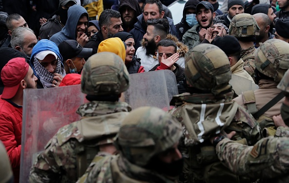 -Le 28 janvier 2021, des manifestants anti-gouvernementaux libanais affrontent les forces de sécurité. Photo de JOSEPH EID / AFP via Getty Images.