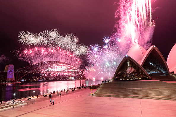 -Une vue de l’opéra de Sydney lors des célébrations du Nouvel An le 01 janvier 2021. Photo par Brook Mitchell / Getty Images.