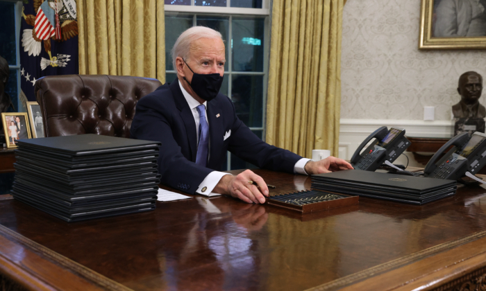 Le président Joe Biden se prépare à signer une série de décrets au Resolute Desk du Bureau ovale de Washington quelques heures seulement après son investiture le 20 janvier 2021. (Chip Somodevilla/Getty Images)