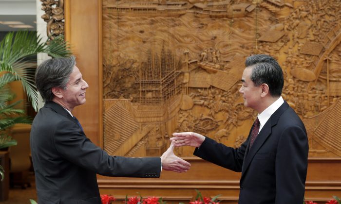 Antony Blinken, secrétaire d'État adjoint américain à l’époque, serre la main du ministre chinois des Affaires étrangères Wang Yi avant une réunion au ministère des Affaires étrangères à Pékin, le 11 février 2015. (Andy Wong/Pool/Getty Images)