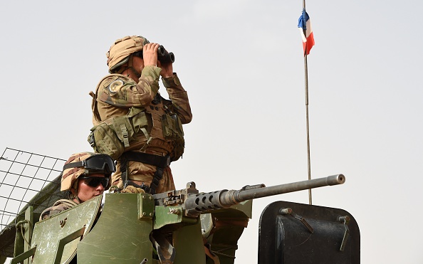 Un soldat français du 93e Régiment d'artillerie de montagne, participant à l'opération "Barkhane" de l'armée française, une opération anti-terroriste dans le Sahel. (Photo : PHILIPPE DESMAZES/AFP via Getty Images)