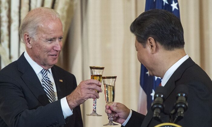 L'ancien vice-président américain Joe Biden et le dirigeant chinois Xi Jinping ont porté un toast lors d'un déjeuner d'État pour la Chine organisé par le secrétaire d'État américain John Kerry à Washington le 25 septembre 2015. (Paul J. Richards/AFP via Getty Images)