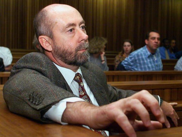 -Wouter Basson attend que son procès commence à la Haute Cour sud-africaine de Pretoria, le 04 octobre 1999. Photo Yoav Lemmer / AFP via Getty Images.