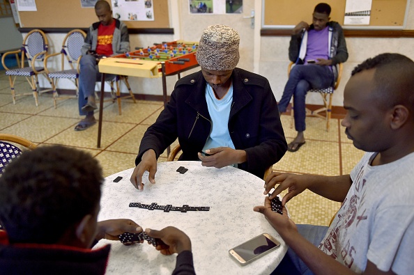 Des migrants jouent aux dominos dans un Centre d'Accueil et d'Orientation pour migrants (Illustration) (LOIC VENANCE/AFP via Getty Images)