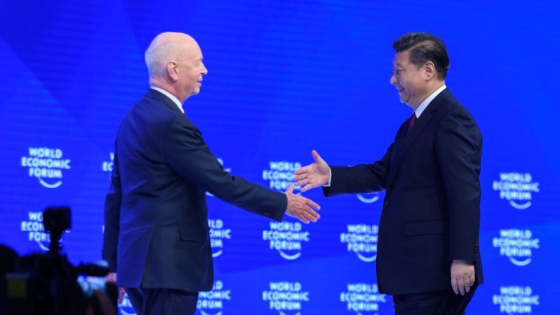 Le président chinois Xi Jinping (à droite) serre la main du fondateur et président exécutif du Forum économique mondial, Klaus Schwab (à gauche), avant de prononcer un discours lors de la première journée du Forum économique mondial à Davos, en Suisse, le 17 janvier 2017. (Fabrice Coffrini /AFP via Getty Images)