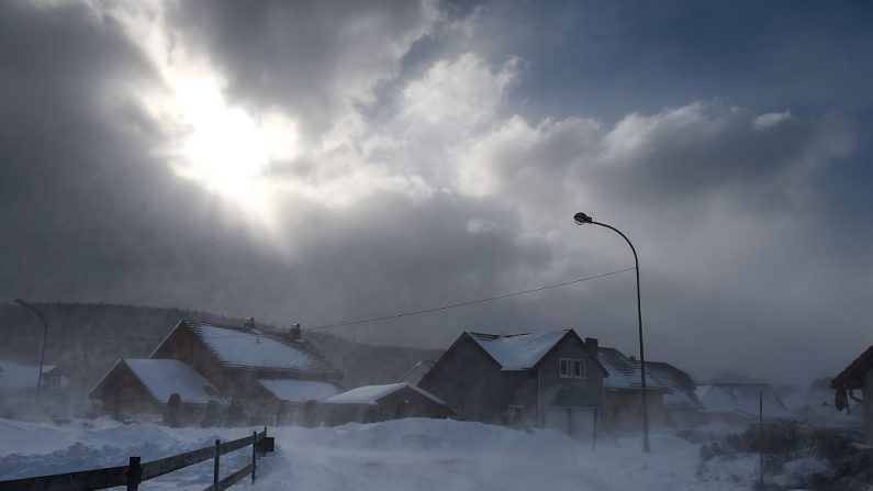 Le village de Mouthe (Doubs), sous la neige, en janvier 2017 (Crédit photo SEBASTIEN BOZON/AFP via Getty Images)