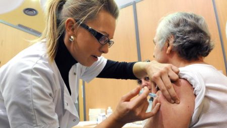 Coronavirus : décès de 9 personnes âgées vaccinées en France, pas de lien reconnu avec le vaccin