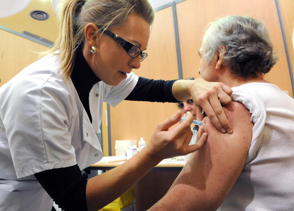  Neuf décès de personnes âgées qui avaient reçu le vaccin Pfizer/BioNTech contre le Covid-19 ont été recensées en France. 
 (Photo : PASCAL GUYOT/AFP via Getty Images)