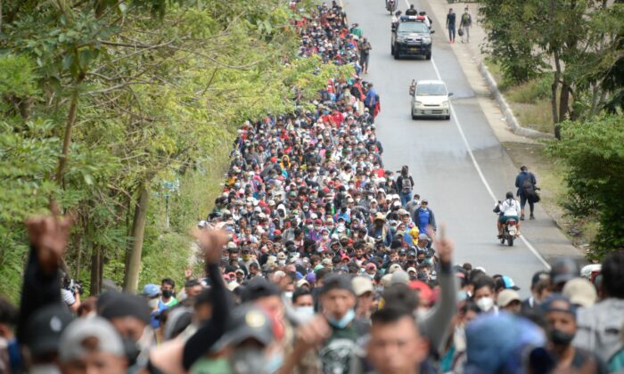 Des migrants honduriens, faisant partie d'une caravane en direction des États-Unis, marchent sur une route à Camotan, au Guatemala, le 16 janvier 2021. (Johan Ordonez/AFP via Getty Images)