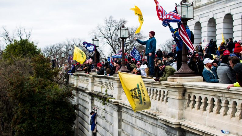 Des manifestants se tiennent sur la véranda du Capitole américain lors d'un rassemblement à Washington le 6 janvier 2021. (Avec l'aimable autorisation de Brandon Drey)