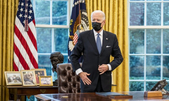 Le président américain Joe Biden, dans le Bureau ovale de la Maison-Blanche, le 25 janvier 2021 (Doug Mills-Pool/Getty Images)