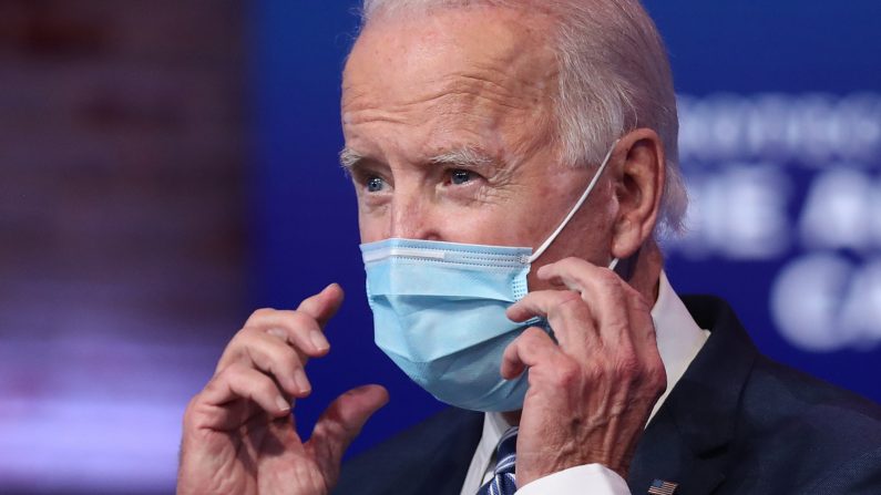 Joe Biden enlève son masque pour s'adresser aux médias au sujet du procès intenté par l'administration Trump pour annuler l'Affordable Care Act, au Queen Theater de Wilmington, Del, le 10 novembre 2020. (Joe Raedle/Getty Images)
