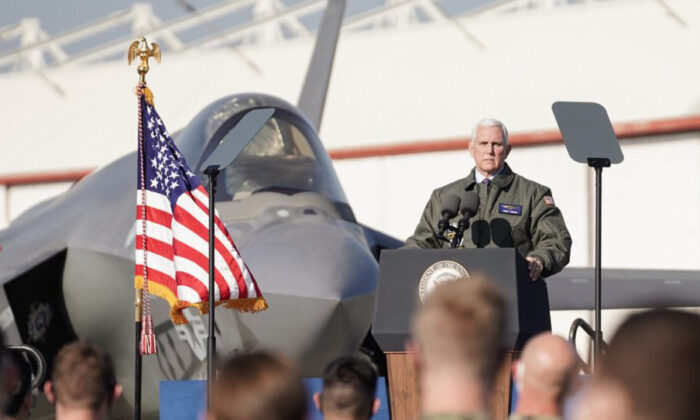 Le vice-président américain Mike Pence prononce un discours d'adieu devant les membres de la base aéronavale de Lemoore, en Californie, le 16 janvier 2021. (Photo du ministère de la Défense)