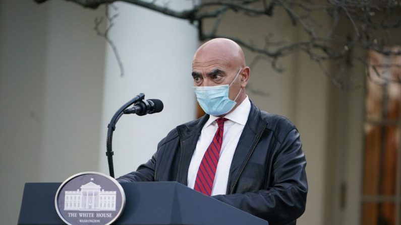 Le Dr Moncef Slaoui, responsable du programme Operation Warp Speed, prononce un discours dans la roseraie de la Maison-Blanche, à Washington, le 13 novembre 2020. (Mandel Ngan/AFP/Getty Images)