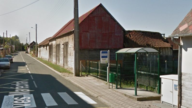 C'est en se rendant à cet arrêt de bus, situé dans le village de Bacouël dans l'Oise, qu'une collégienne aurait été suivie par deux individus qu'elle a sentis mal intentionnés. (Capture d'écran/Google Maps)