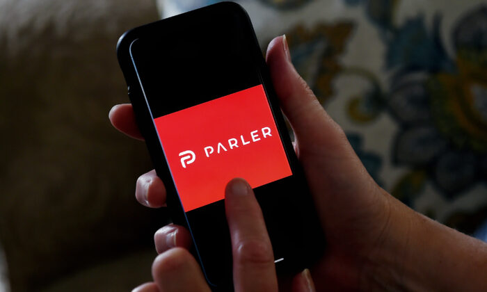Le logo de l'application de médias sociaux de Parler affiché sur un smartphone à Arlington, en Virginie, le 2 juillet 2020. (Olivier Douliery/AFP via Getty Images)