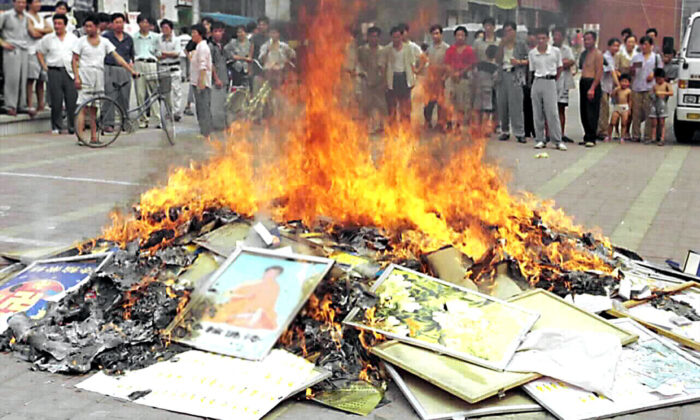 Des livres sur le Falun Gong sont brûlés dans la ville de Shouguang, dans la province orientale du Shandong, le 4 août 1999. Les autorités chinoises des villes de toute la Chine ont brûlé des millions de livres et de matériel de Falun Gong après que le régime communiste ait lancé une campagne pour persécuter la pratique spirituelle en juillet 1999. (STR/XINHUA/AFP via Getty Images)