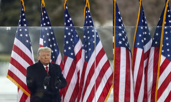 Le président Donald Trump salue la foule, lors du rassemblement "Halte au vol", à Washington, le 6 janvier 2021. (Tasos Katopodis/Getty Images)