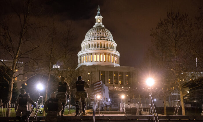 Des troupes de la Garde nationale patrouillent sur le terrain du Capitole des États-Unis, à Washington, le 6 janvier 2021. (John Moore/Getty Images)
