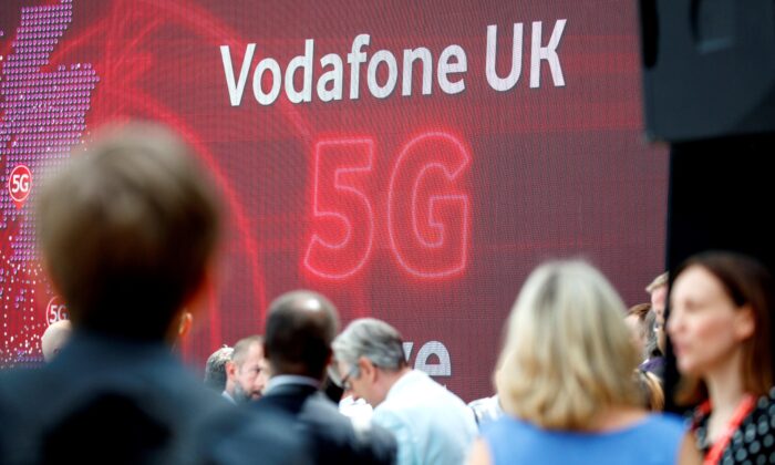 Le logo 5G est représenté lors du lancement du réseau de données mobiles 5G de Vodafone UK à Londres le 3 juillet 2019. (Tolga Akmen/AFP via Getty Images)