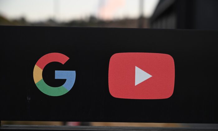 Les logos de Google et de YouTube sont visibles à l'entrée des bureaux de Google à Los Angeles, Californie, le 21 novembre 2019. (Robyn Beck/AFP via Getty Images)