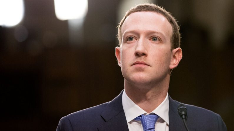Mark Zuckerberg, fondateur et PDG de Facebook, témoigne lors d'une audition conjointe des commissions du Sénat sur le pouvoir judiciaire et le commerce à Washington le 10 avril 2018. (Samira Bouaou/The Epoch Times)
