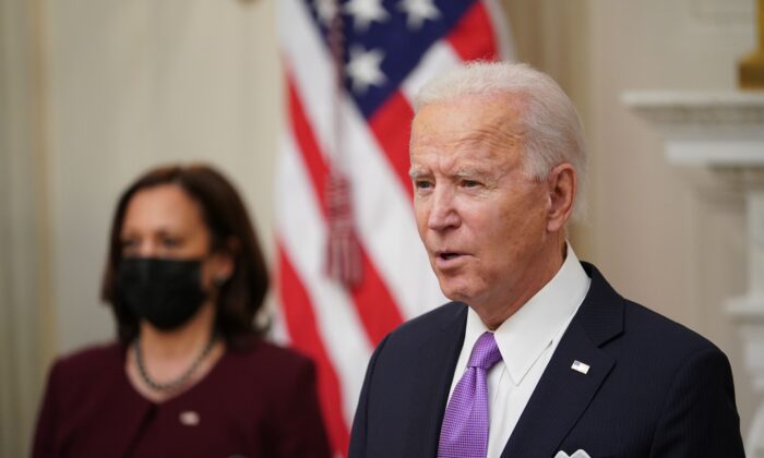 Le président Joe Biden parle de ses interventions face au Covid-19 sous le regard de la vice-présidente Kamala Harris (à gauche) avant de signer des décrets à la Maison-Blanche le 21 janvier 2021. (Mandel Ngan/AFP via Getty Images)