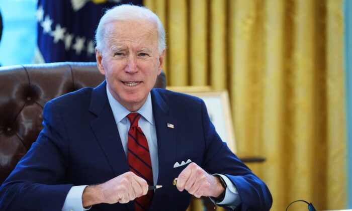 Le président Joe Biden se prépare à signer des décrets à la Maison-Blanche à Washington le 28 janvier 2021. (Mandel Ngan/AFP via Getty Images)