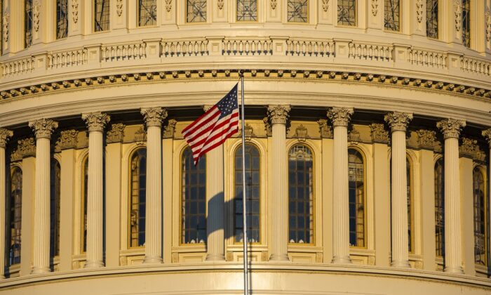 Le soleil levant illumine le bâtiment du Capitole des États-Unis à Washington le 19 septembre 2019. (Samuel Corum/Getty Images)