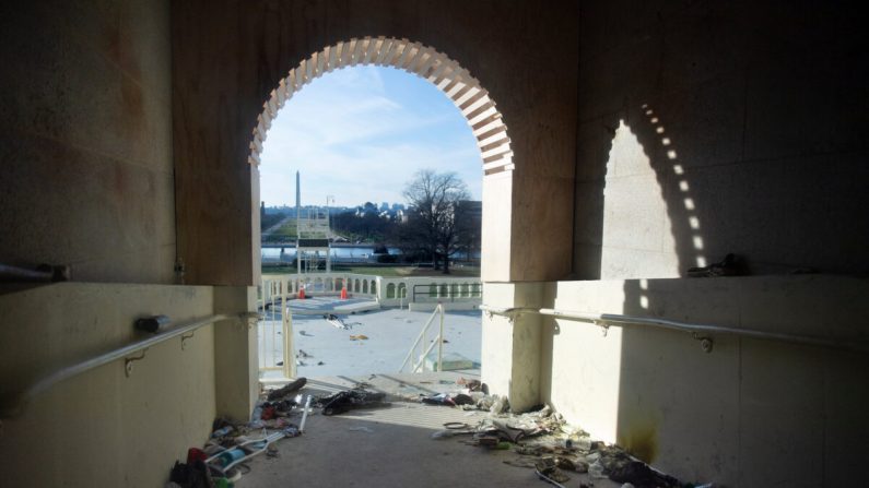 Les décombres sont visibles près d'une entrée qui a été forcée, le lendemain après que des manifestants violents ont pénétré dans le Capitole américain, à Washington, le 7 janvier 2021. (Brendan Smialowski/AFP via Getty Images)