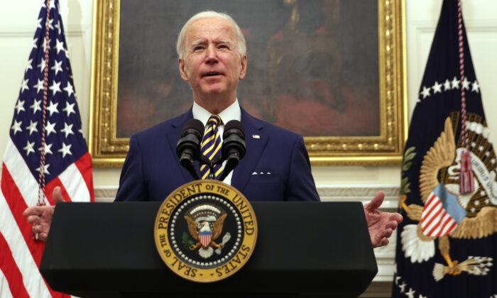 Le président américain Joe Biden s'exprime lors d'un événement sur la crise économique dans la salle à manger de la Maison Blanche le 22 janvier 2021. (Alex Wong/Getty Images)