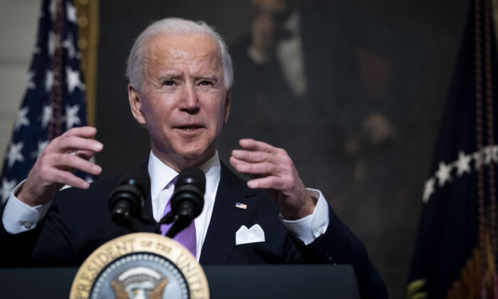 Le président américain Joe Biden parle de la pandémie du virus du PCC dans la salle à manger de la Maison Blanche à Washington le 26 janvier 2021. (Doug Mills-Pool/Getty Images)