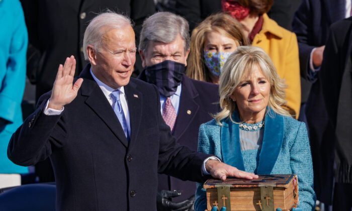 Joe Biden prête serment en tant que président des États-Unis lors de son investiture sur le front ouest du Capitole américain à Washington le 20 janvier 2021. (Alex Wong/Getty Images)