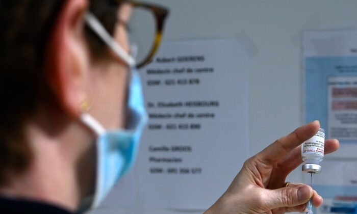 Un agent de santé prépare un vaccin Moderna contre le virus du PCC au centre de vaccination Victor Hugo de Luxembourg le 21 janvier 2021. (Jean-Christophe Verhaegen/AFP via Getty Images)