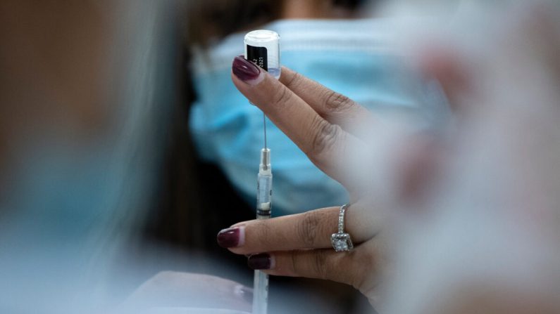 Une pharmacienne se prépare à administrer le vaccin contre le Covid-19 de Pfizer au personnel et aux résidents de la Goodwin House Bailey's Crossroads, une communauté de personnes âgées à Falls Church, en Virginie, le 30 décembre 2020. (Brendan Smialowski/AFP via Getty Images)