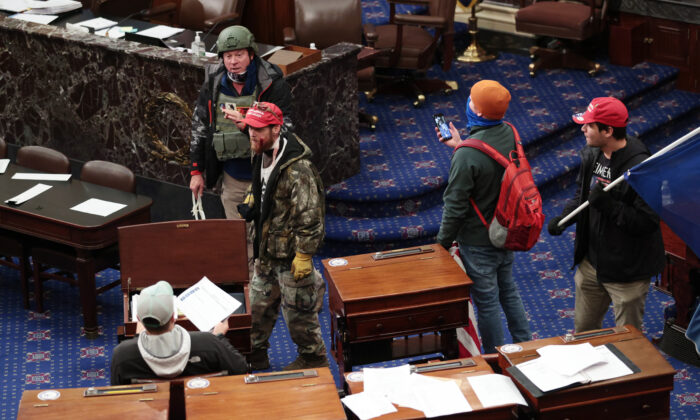 Un groupe de manifestants entre dans la Chambre du Sénat à Washington le 6 janvier 2021. (Win McNamee/Getty Images)
