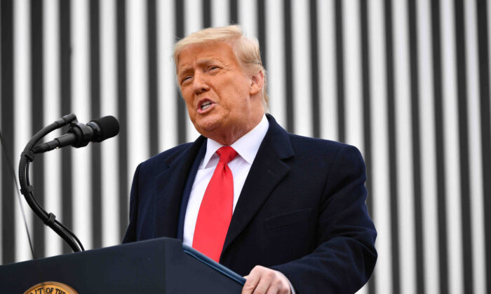 Le président Donald Trump prend la parole après avoir visité une section du mur frontalier à Alamo, Texas, le 12 janvier 2021. (Mandel Ngan/AFP via Getty Images)