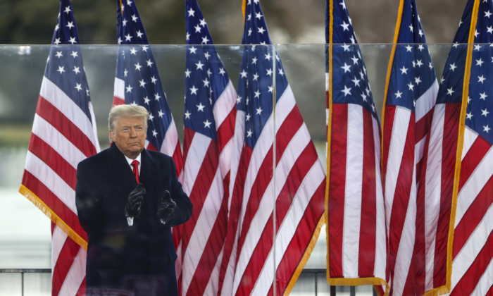 Le président Donald Trump salue la foule lors du rassemblement « Stop The Steal » le 6 janvier 2021 à Washington. (Tasos Katopodis/Getty Images)
