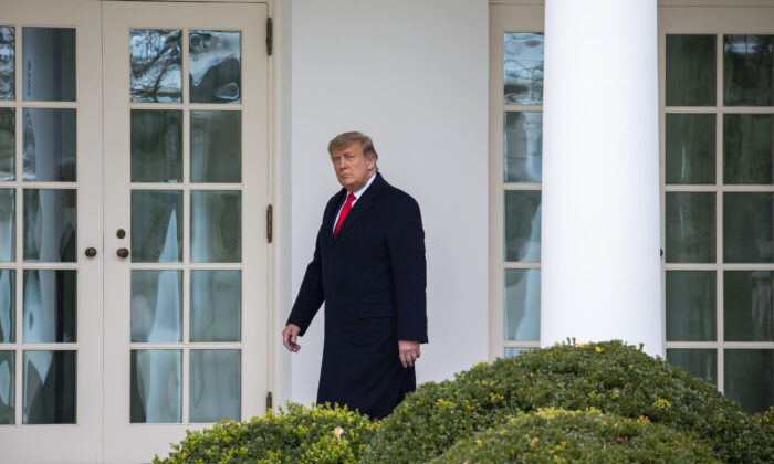 Le président américain Donald Trump se rend au Bureau ovale en arrivant à la Maison-Blanche à Washington le 31 décembre 2020. (Tasos Katopodis/Getty Images)