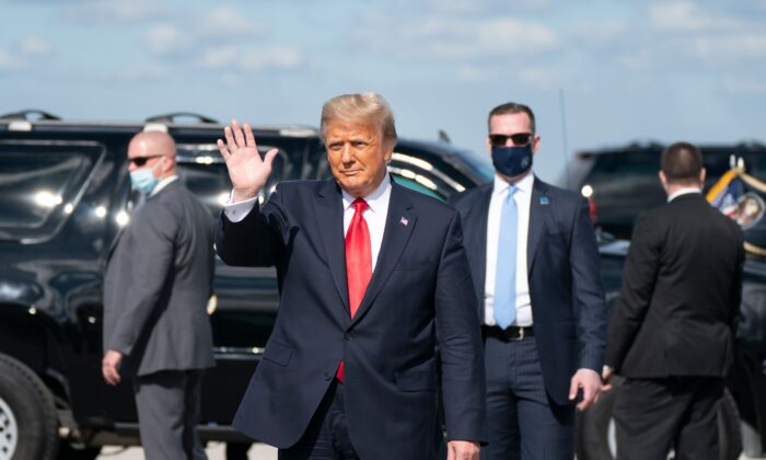Le président américain sortant Donald Trump salue la foule après avoir atterri à l'aéroport international de Palm Beach, à West Palm Beach (Floride), le 20 janvier 2021. (Alex Edelman/AFP via Getty Images)