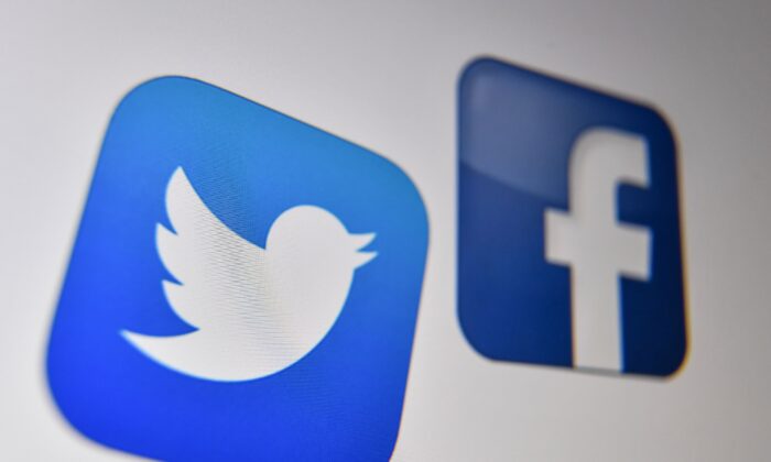 Une photo montre les logos des services américains de réseaux sociaux en ligne Facebook et Twitter, sur un écran d'ordinateur à Lille, France, le 21 octobre 2020. (Denis Charlet/AFP via Getty Images)