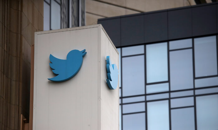Un logo est affiché à l'extérieur du siège de Twitter à San Francisco, en Californie, le 26 juillet 2018. (Justin Sullivan/Getty Images)
