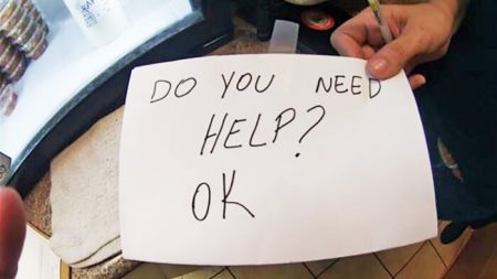 Une serveuse sauve un garçon de parents abusifs en lui montrant secrètement une pancarte : « As-tu besoin d’aide ? »